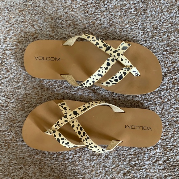 Volcom Shoes - Volcom Women's Leopard Print Cross-Strap Flip Flop Sandals - Tan/Black